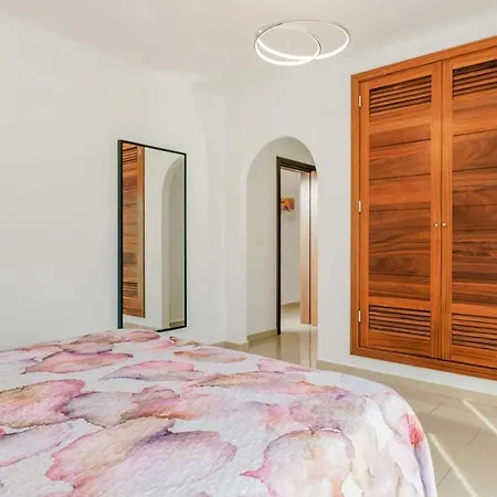 Puerto Del Carmen Sleeps 6 Air Con Wifi Villa Puerto del Carmen (Lanzarote)
