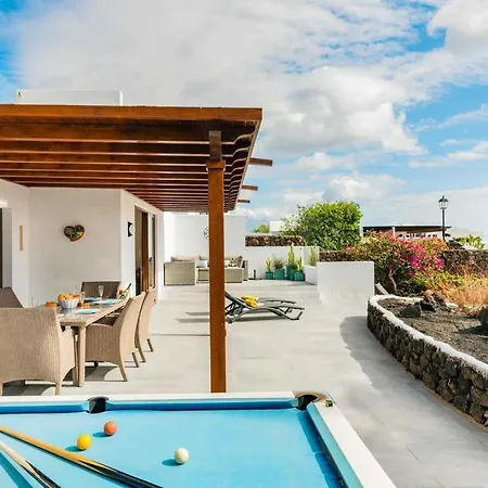 Villa Puerto Del Carmen Sleeps 6 Air Con Wifi