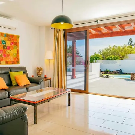 Puerto Del Carmen Sleeps 6 Air Con Wifi Vila